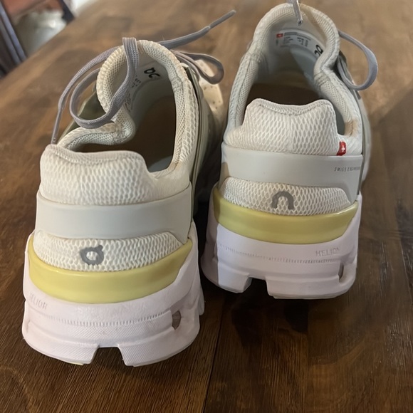 Worn twice. New On Clouds, size 6.5 but fit like a 6 - Picture 4 of 4